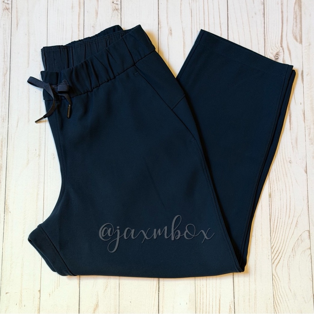 Lululemon On The Fly Crop *Woven 23" True Navy Size 6